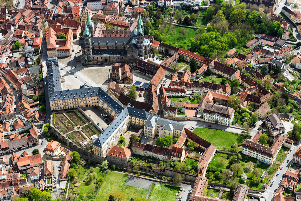 dr__0095594.jpg | BAMBERG 28.04.2022 Kirchengebäude des Domes Bamberger Dom am Domplatz in der Altstadt in Bamberg im Bundesland Bayern, Deutschland. // Church building of the cathedral Bamberger Dom on Domplatz in the old town in Bamberg in the state Bavaria, Germany. Foto: Daniel Reiter