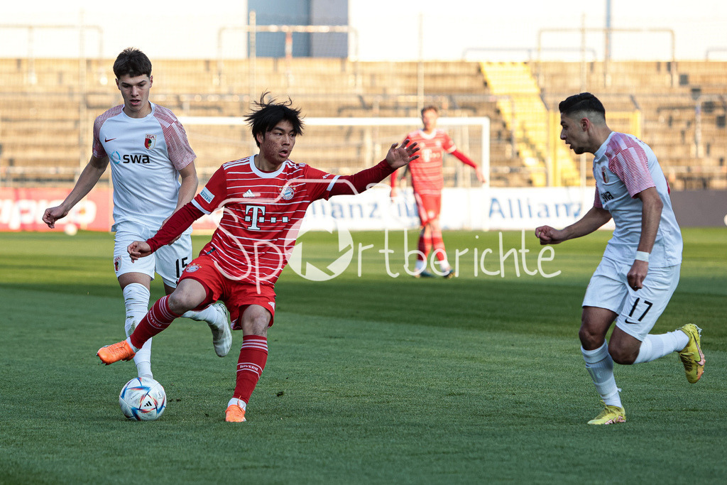 FC Bayern Amateure - FC Augsburg II | Taichi FUKUI (FCB #21) im Duell mit Davide DELLÉRBA (FCA #17)