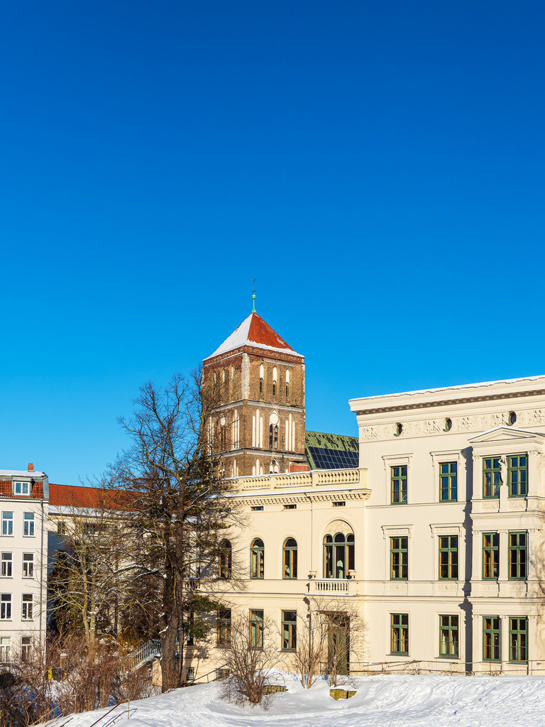 Blick auf die Nikolaikirche im Winter in der Hansestadt Rostock | Blick auf die Nikolaikirche im Winter in der Hansestadt Rostock.