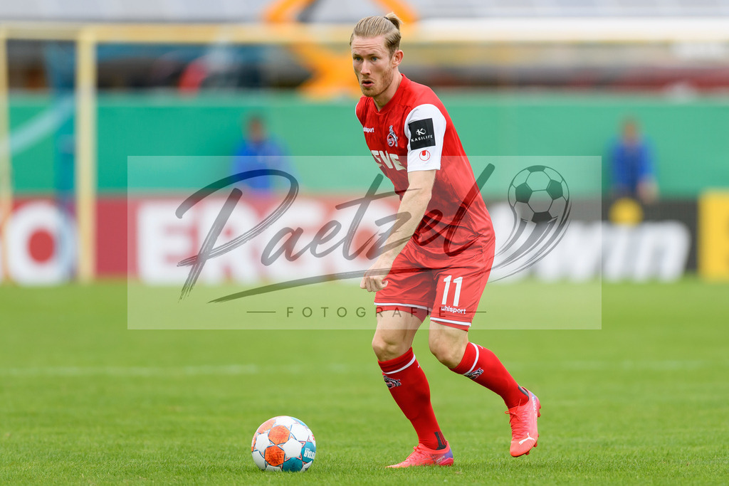 JENKOE20210808_184 | Fussball, Herren: Florian Kainz (1. FC Koeln) in Aktion, am Ball, Einzelaktion beim Spiel der 1. Runde im DFB-Pokal zwischen FC Carl Zeiss Jena und 1. FC Koeln im Ernst-Abbe-Sportfeld am 08.08.2021 in Jena, Deutschland.DFB / DFL REGULATIONS PROHIBIT ANY USE OF PHOTOGRAPHS AS IMAGE SEQUENCES AND/OR QUASI-VIDEO. - Realisiert mit Pictrs.com