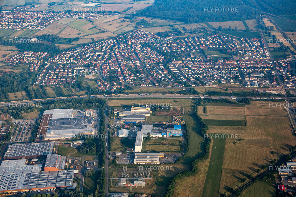 Ortsansicht von Osten | Luftbild: Ortsansicht von Osten im Ortsteil Karlsdorf in Karlsdorf-Neuthard im Bundesland Baden-Württemberg in Deutschland. Foto: IMG_080452.jpg vom 12.06.2015 durch Werner Riehm/FLY-FOTO.de - Realisiert mit Pictrs.com