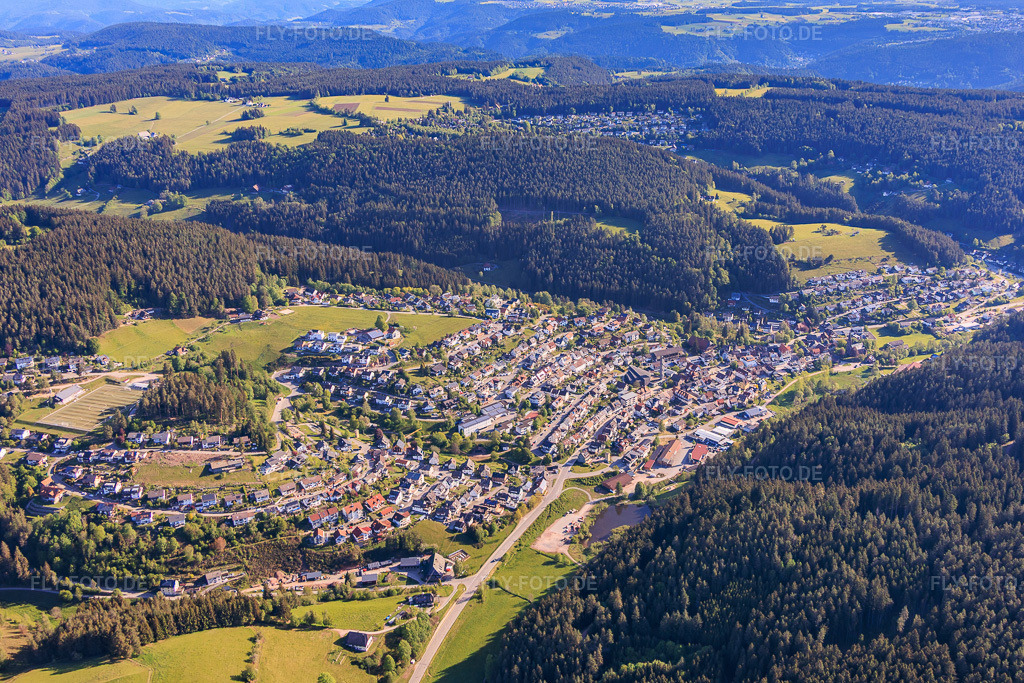 Luftbild: Ortsansicht im Schiltach-Tal aus Süden im Ortsteil Tennenbronn in Schramberg im Bundesland Baden-Württemberg in Deutschland.Foto: IMG_156322.jpg vom 17.05.2026 durch Werner Riehm/FLY-FOTO.deAuflösung des Originals: 5107 x 3405 px