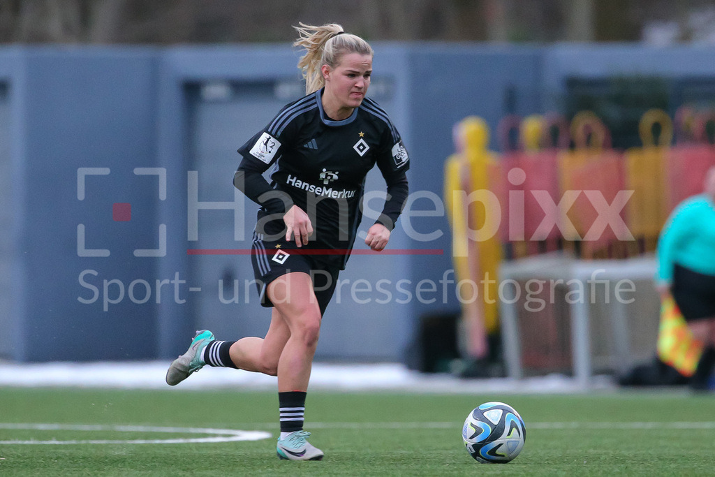 Fussball, Testspiel Frauen, Hamburger SV - Holstein Kiel | v.li.: Amelie Woelki (Hamburger SV, 27) am Ball, Freisteller, Einzelbild, Ganzkörper, Aktion, Action, Spielszene