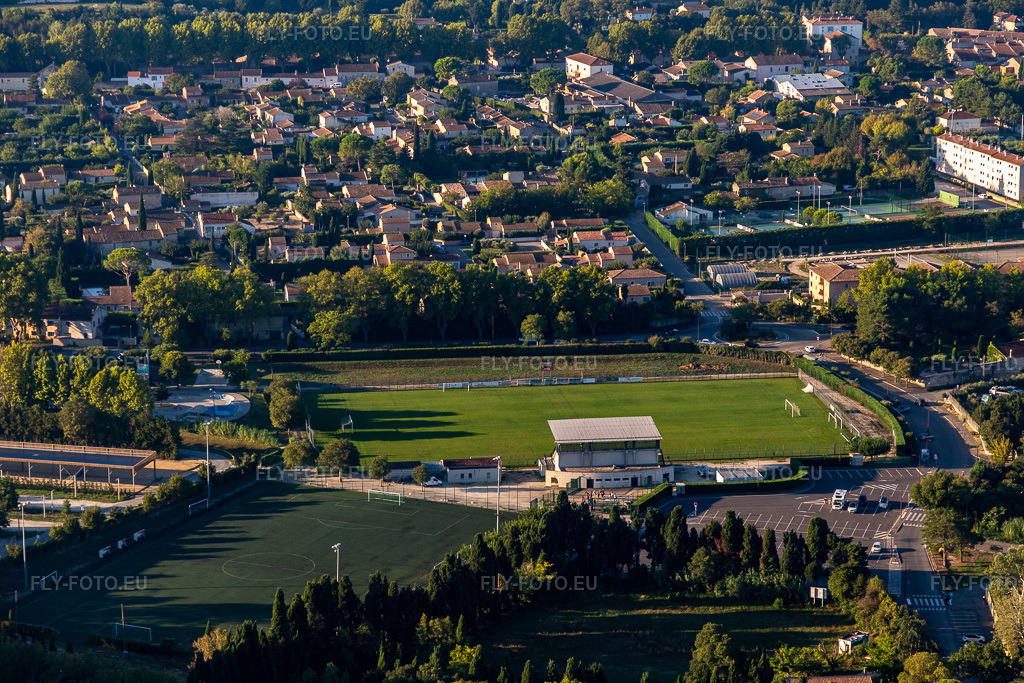 Vue aérienne: Stade de la Petite Crau à le quartier Partie Nord Est in Saint-Rémy-de-Provence dans le département Bouches du Rhône, France. Photo: IMG_129615.jpg prise le 23/09/2021 par Werner Riehm/FLY-FOTO.eu – Résolution de l'original: 5472 x 3648 px