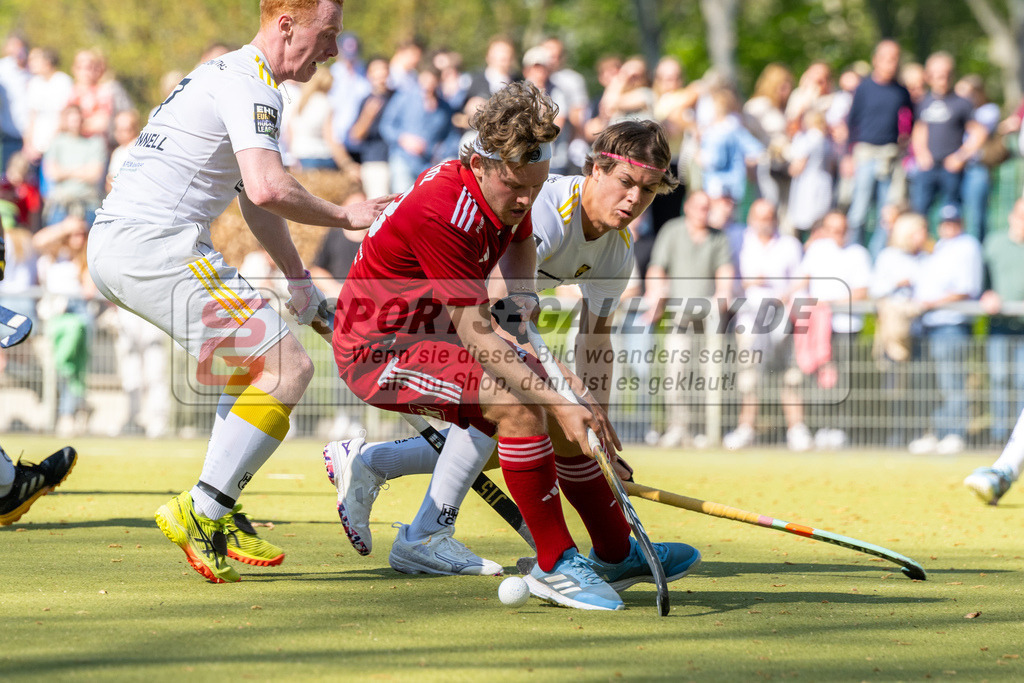 SFE_20250412_0143 | Köln, Deutschland, 12.04.2025:  Hockey 1. Bundesliga Herren Rot-Weiss Köln - Harvestehuder THC im KTHC Stadion Rot-Weiss Köln Tennis and Hockey Club am 12.04.2025 in Köln, Deutschland. (Foto von Stephan Fehrmann)Köln, Germany, 12.04.2025: Hockey 1. Bundesliga Herren Rot-Weiss Köln - Harvestehuder THC in KTHC Stadion Rot-Weiss Köln Tennis and Hockey Club at 12.04.2025 in Köln, Deutschland. (Foto from Stephan Fehrmann)