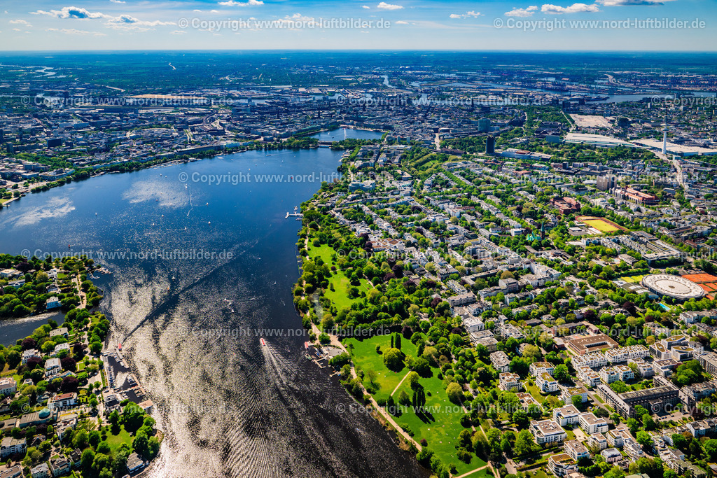 Hamburg_Alster_Alsterspark_Rothenbaum_ELS_4846010525 | HAMBURG 01.05.2025 Außenalster Parkanlage " Alsterpark " an der Straße Harvestehuder Weg in Hamburg, Deutschland. // Park of " Alsterpark " on street Harvestehuder Weg in Hamburg, Germany. Foto: Martin Elsen