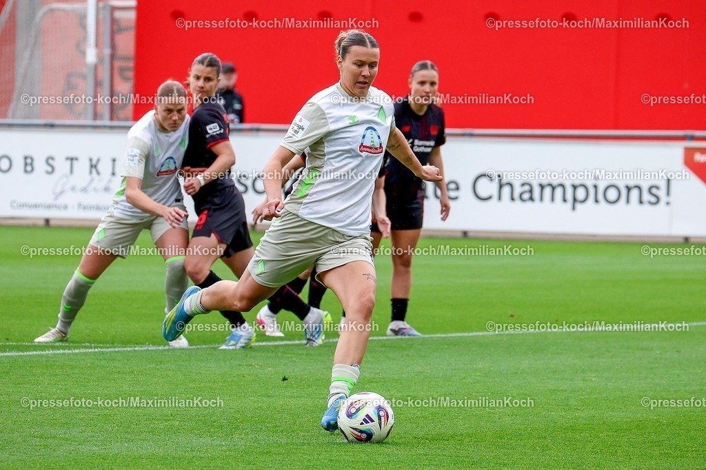 xsscx17052601001 | 17.05.2026, xsscx, Frauen Fussball, Bayer 04 Leverkusen - Werder Bremen, 1. Fussball Bundesliga, 26. Spieltag, Ulrich-Haberland-Stadion, Saison 2025 2026: Larissa Mühlhaus (Werder Bremen #7) schiesst das Tor zum 0:1 per elfmeter DFB regulations prohibit any use of photographs as image sequences and or quasi-video. Photo: xSandraxScherningxPressefotoKochx