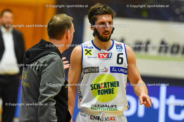 AUT, BSL, Basketball, Gmunden Swans vs Oberwart Gunners | 03.04.2022, Volksbank Arena Gmunden, AUT, BSL, Gmunden Swans vs Oberwart Gunners, im Bild Anton Mirolybov, Head Coach Basket Swans Gmunden (Swans), Daniel Friedrich (Swans)


// BSL, Basketball Super League Match between Gmunden Swans and Oberwart Gunners in Gmunden, Austria on 2022/04/03