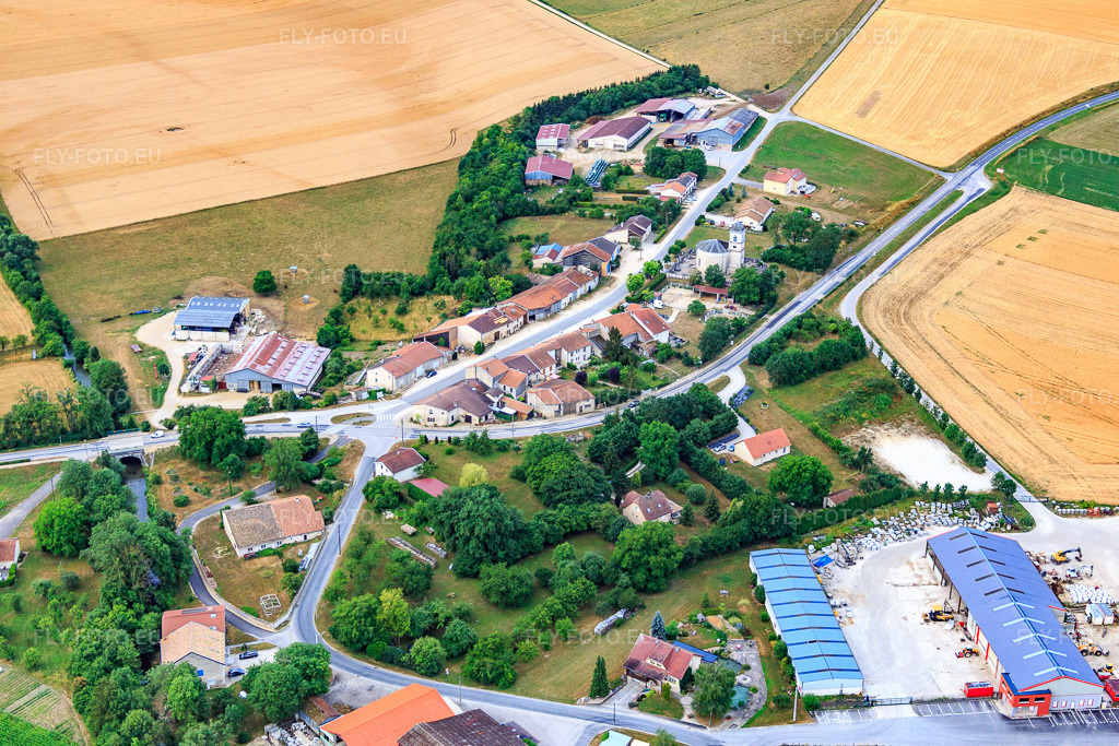 Vue aérienne: Vue de la ville depuis le nord-est à Rigny-Saint-Martin dans le département Meuse, France – .Photo: IMG_083549.jpg prise le 13/07/2015 par Werner Riehm/FLY-FOTO.eu – Résolution de l'original: 5472 x 3648 px