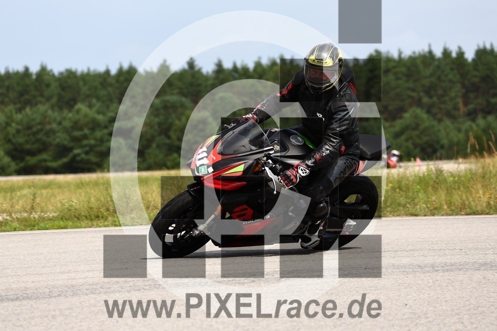0111-PXR60995 | Schöne Erinnerungen an spannende Momente - das festzuhalten ist unser Job. PIXELrace.de ist seit 2003 auf den Rennstrecken Europas unterwegs um die Action draußen beim Fahren und die wunderbare Stimmung imm Fahrerlager für euch einzufangen.