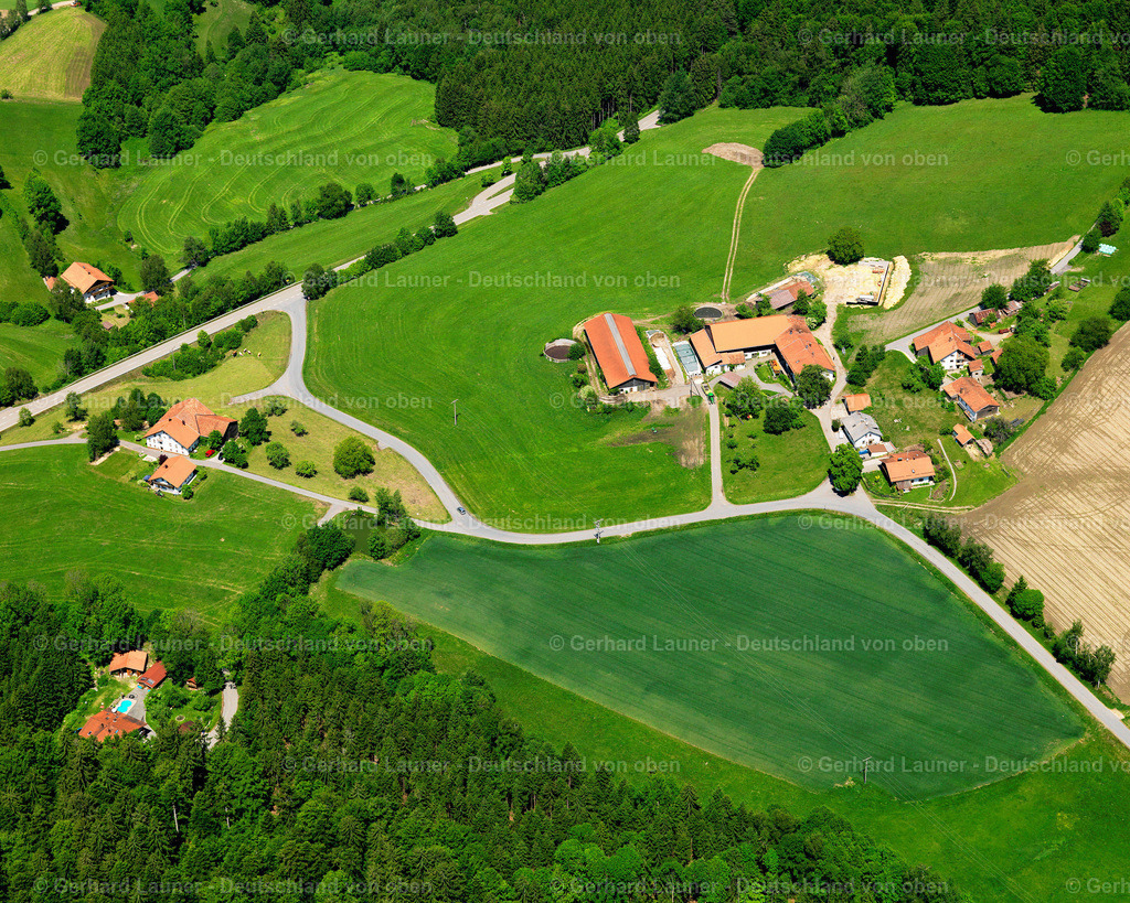 2724127 | ÖDHOF 19.05.2007 Landwirtschaftliche Nutzflächen und Feldgrenzen  umsäumen das Siedlungsgebiet des Dorfes in Ödhof im Bundesland Bayern, Deutschland // Agricultural land and field boundaries surround the settlement area of the village  in Ödhof in the state Bavaria, Germany Foto: Gerhard Launer
