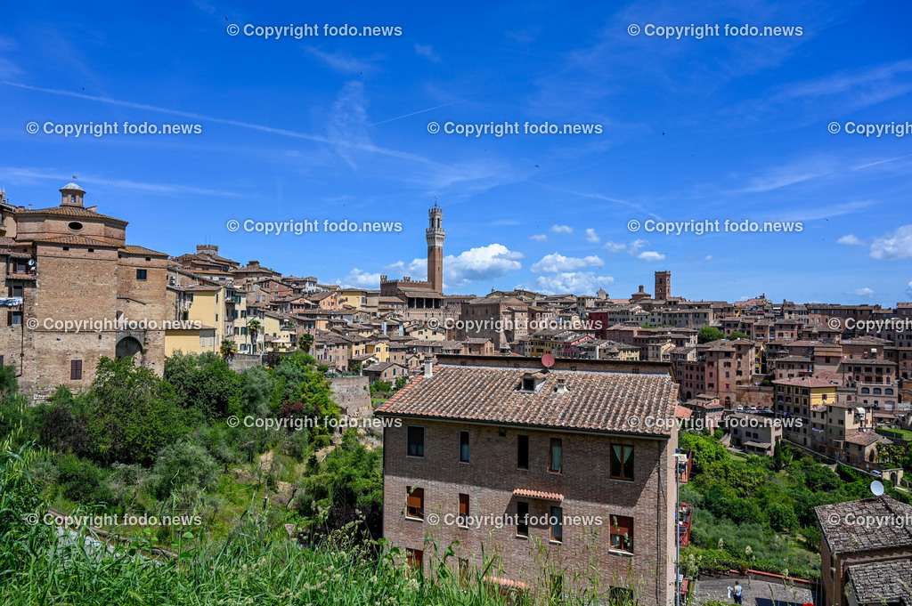 Italien_ Toscana_ Siena_ 27.05.2024-104 | 27.05.2024, Italien, ITA, Toskana, Siena im Bild Stadtansichten, Gebäude, Architektur, Touristen, Historisch, Souvenier, Piazza Del Campo, Dom von Siena


Siena ist Hauptstadt der Provinz Siena und gilt als eine der schönsten Städte der Toskana und Italiens. Die historische Altstadt gehört seit 1995 zum UNESCO-Welterbe. 

