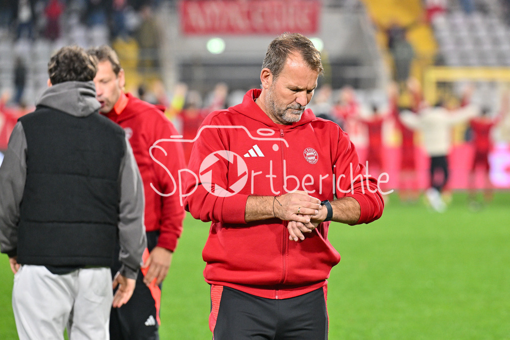 FC Bayern Amateure - FV Illertissen | im Bild FCB CO-Trainer Dirk TESCHKE in Aktion mit Blick auf die Uhr / Freisteller / Einzelfoto