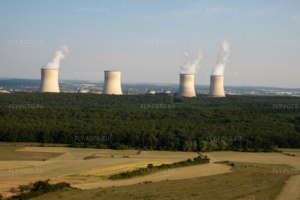 Vue aérienne: Centre nucléaire d'EDF vu de l'ouest à Cattenom dans le département Moselle, France. Photo: IMG_29499.jpg prise le 26/06/2010 par Werner Riehm/FLY-FOTO.eu – Résolution de l'original: 4284 x 2856 px