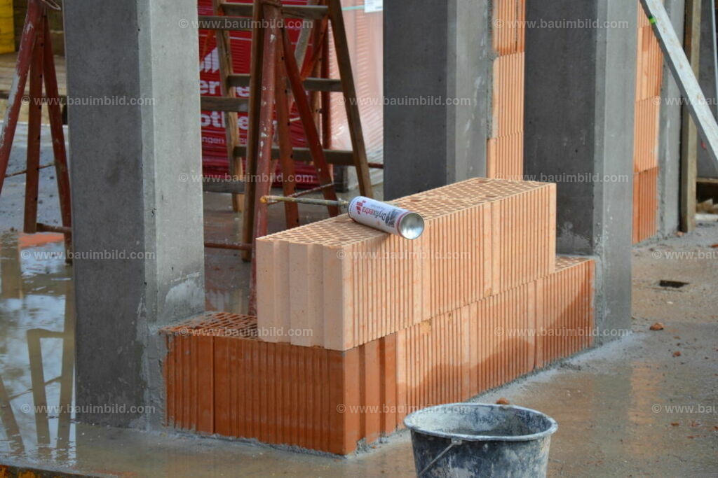 bib-lg07-mauerarbeiten-0170 | Nach LV-Leistungsgruppen sortierte Detailfotos über den Bau eines Hauses. Alle Hausbau-Bilder direkt vom Urheber und Autor der Website Haus-Selber-Bauen.com