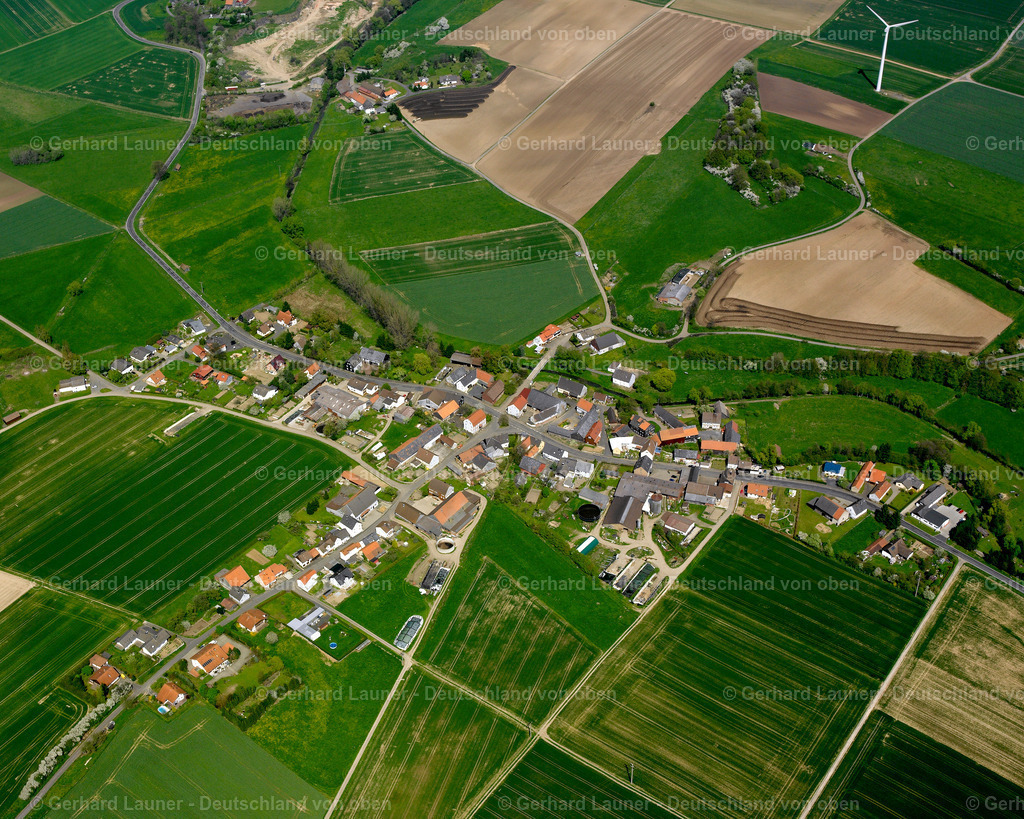 2615157 | BILLERTSHAUSEN 07.06.2006 Landwirtschaftliche Nutzflächen und Feldgrenzen  umsäumen das Siedlungsgebiet des Dorfes in Billertshausen im Bundesland Hessen, Deutschland // Agricultural land and field boundaries surround the settlement area of the village  in Billertshausen in the state Hesse, Germany Foto: Gerhard Launer