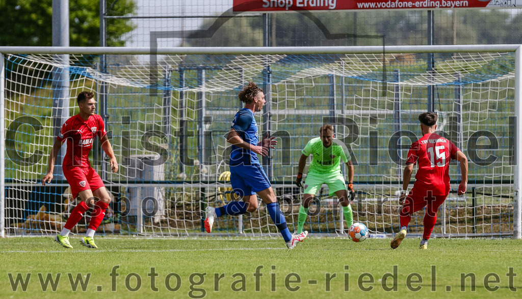 2023-07-08_047_FC_Langengeisling_gegen_TSV_Buchbach | Erding, Deutschland, 08.07.2023:
Fußball, Bezirksliga Oberbayern Ost 2023 / 2024, Testspiel, FC Langengeisling gegen TSV Buchbach, Endergebnis: 0:6

Maximilian Manghofer (TSV Buchbach, #4), Maximilian Birnbeck (FC Langengeisling, #27), Torwart Ludwig Zech (TSV Buchbach, #1), +b15+

Foto: Christian Riedel / fotografie-riedel.net