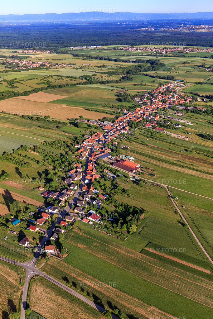 Luftbild: Ortsansicht von Südosten in Forstheim im Bundesland Bas-Rhin in Frankreich. – Foto: IMG_100807.jpg vom 08.06.2017 durch Werner Riehm/FLY-FOTO.de – Auflösung des Originals: 3648 x 5472 px