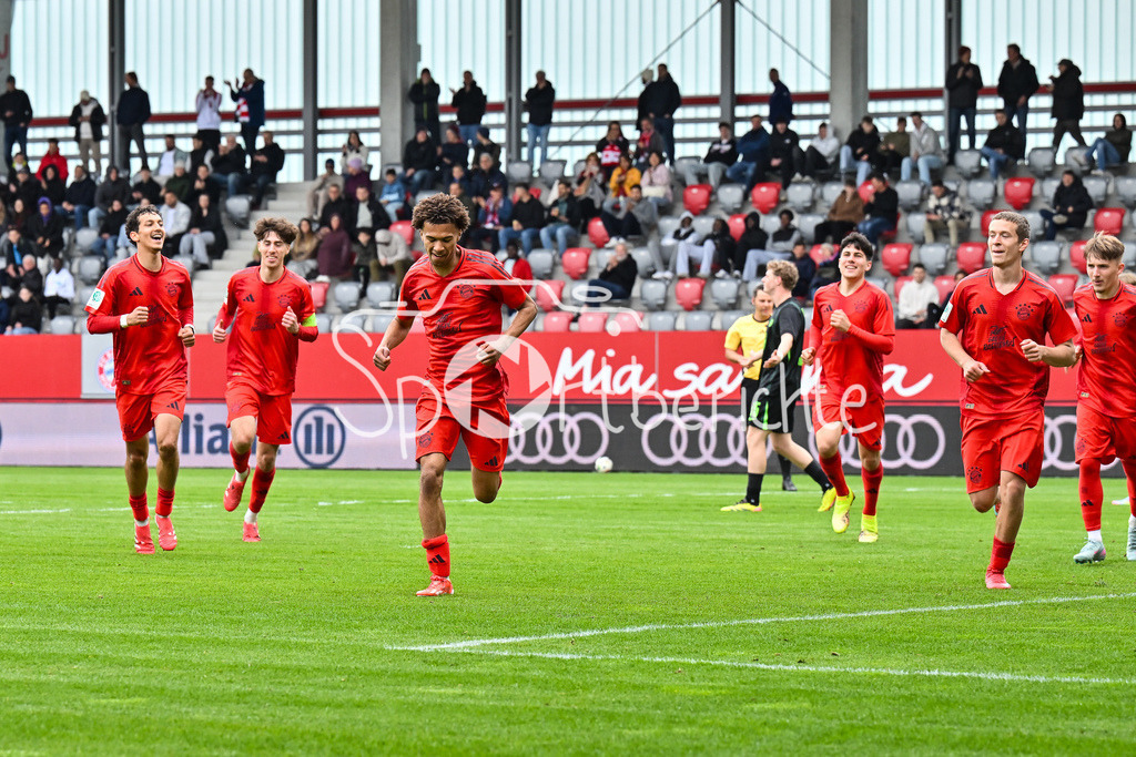 FC Bayern München U19 - VfL Wolfsburg U19 | Jubel der Bayern nach dem Treffer zum 1-0 durch Sadiki CHEMWOR (FC Bayern U19 #15) / Tor / Torschuetze / Freude / Happy / U19 DFB Nachwuchsliga Endrunde: FC Bayern Muenchen - VfL Wolfsburg, FC Bayern Campus am 26.04.2025