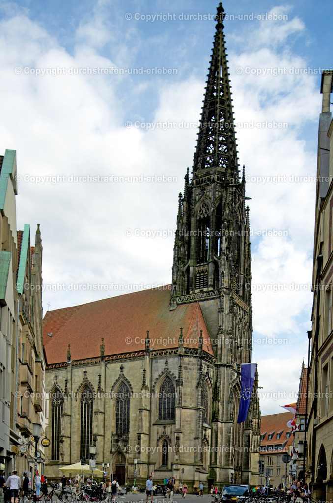 Markt- und Bürgerkirche St. Lamberti in Münster | 

St. Lamberti ist das bedeutendste Sakralbauwerk der westfälischen Spätgotik. Touristen sehen gerne die drei Käfige am Turm, wo die berühmten "Wiedertäufer" aus den 1530er Jahren nach ihrer Folter gezeigt wurden. St. Lamberti is the most important sacral building of the Westphalian late Gothic. Tourists like to watch the three cages at the tower, where the famous "Wiedertäufer" from the 1530s were shown, after having been tortured. - Realisiert mit Pictrs.com