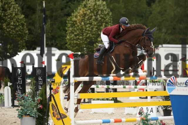 Villingendorf_2022_Prfg.Nr.08_zwei Phasen_Springprfg.Kl.M_Youngster_Elisabeth Meyer_Derrick 121 (6) | Alle Fotos der Reiterjournal Fotografin Doris Matthaes im Reiterjournal Online-Fotoshop. - Realisiert mit Pictrs.com