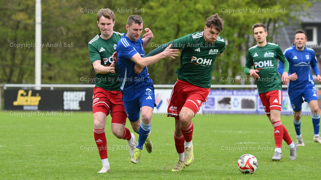MTSV Hohenwestedt (grün) vs TuS Rotenhof (blau) | Tjark Sievers (MTSV #23) &amp; Macius Dahm (MTSV #3) vs Felix Struck (Rotenhof #8) / Fußball-Oberliga Männer 2025/2026 / MTSV Hohenwestedt (grün) vs TuS Rotenhof (blau) / Sportplatz Wilhelmhöh / Hohenwestedt / 25.04.26 - Realisiert mit Pictrs.com