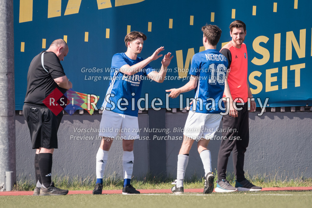 RS-1-132186 | Yannik Finn Hülbert (#19, NTSV), David Elias Leutrum von Ertingen (#16, NTSV), Jan-Hendrik Schmidt (NTSV, Cheftrainer)