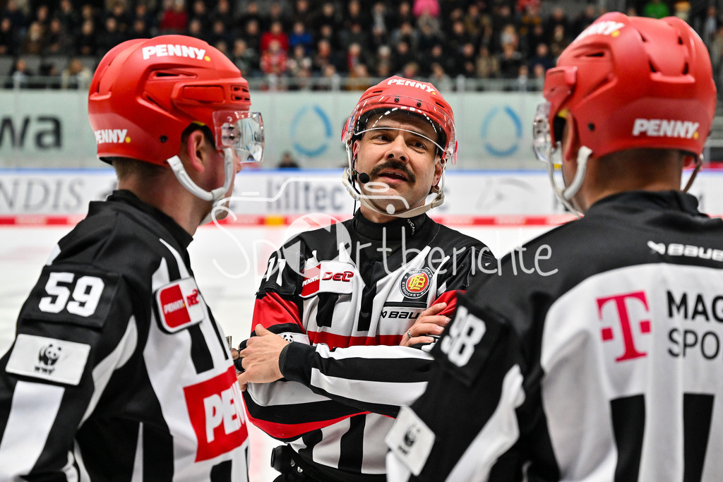 Augsburger Panther - Nürnberg Ice Tigers | AUGSBURG, GERMANY - 28. NOVEMBER: im Bild Hauptschiedsrichter Sirko HUNNIUS im Gespräch mit Linienrichter Jonas REINOLD und Linienrichter Maksim CEPIK beim Ligaspiel zwischen den Augsburger Panthern und den Nürnberg Ice Tigers am 23. Spieltag der Penny DEL im Curt Frenzel Stadion