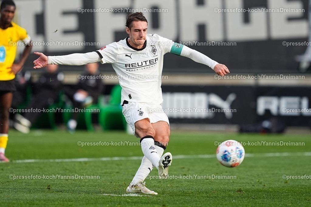 xYDRx13112501115 | 13.11.2025, xydrx, Fußball, Testspiel, Borussia Mönchengladbach - NV Koninklijke Lierse SK, Fohlenplatz am Borussia-Park: Florian Neuhaus (Borussia Mönchengladbach #10)