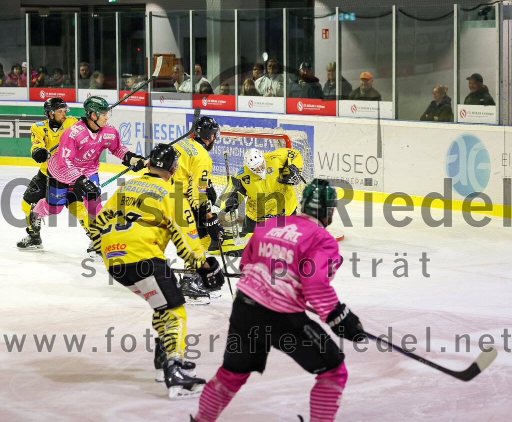 2025-10-10_147_TSV_Erding_gegen_onesto_Tigers_Bayreuth | Erding, Deutschland, 10.10.2025:Eishockey, Oberliga Süd 2025 / 2026, 7. Spieltag, TSV Erding gegen onesto Tigers Bayreuth, Endergebnis: 2:5Elia Ostwald (Erding Gladiators, #17), Aiden Brown (onesto Tigers Bayreuth, #23), Torwart Maximilian Meier (onesto Tigers Bayreuth, #30), Grady Hobbs (Erding Gladiators, #22)Foto: Christian Riedel / fotografie-riedel.net