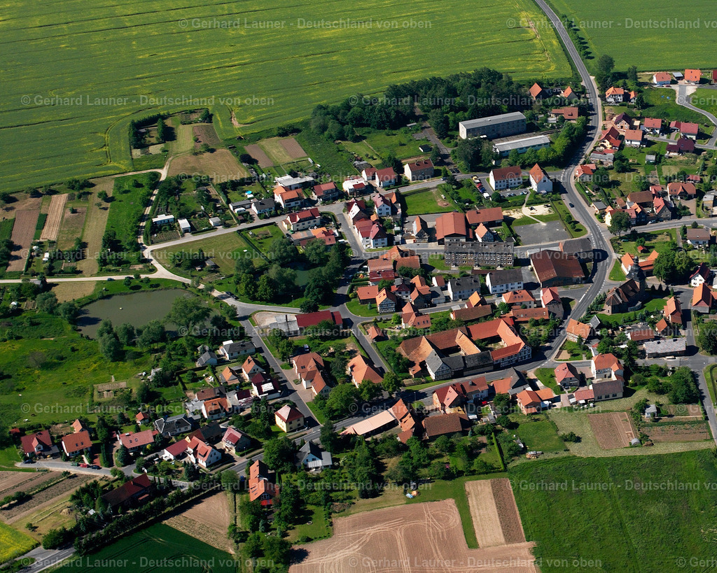 2634901 | GüNTERODE 09.06.2006 Landwirtschaftliche Nutzflächen und Feldgrenzen  umsäumen das Siedlungsgebiet des Dorfes in Günterode im Bundesland Thüringen, Deutschland // Agricultural land and field boundaries surround the settlement area of the village  in Günterode in the state Thuringia, Germany Foto: Gerhard Launer