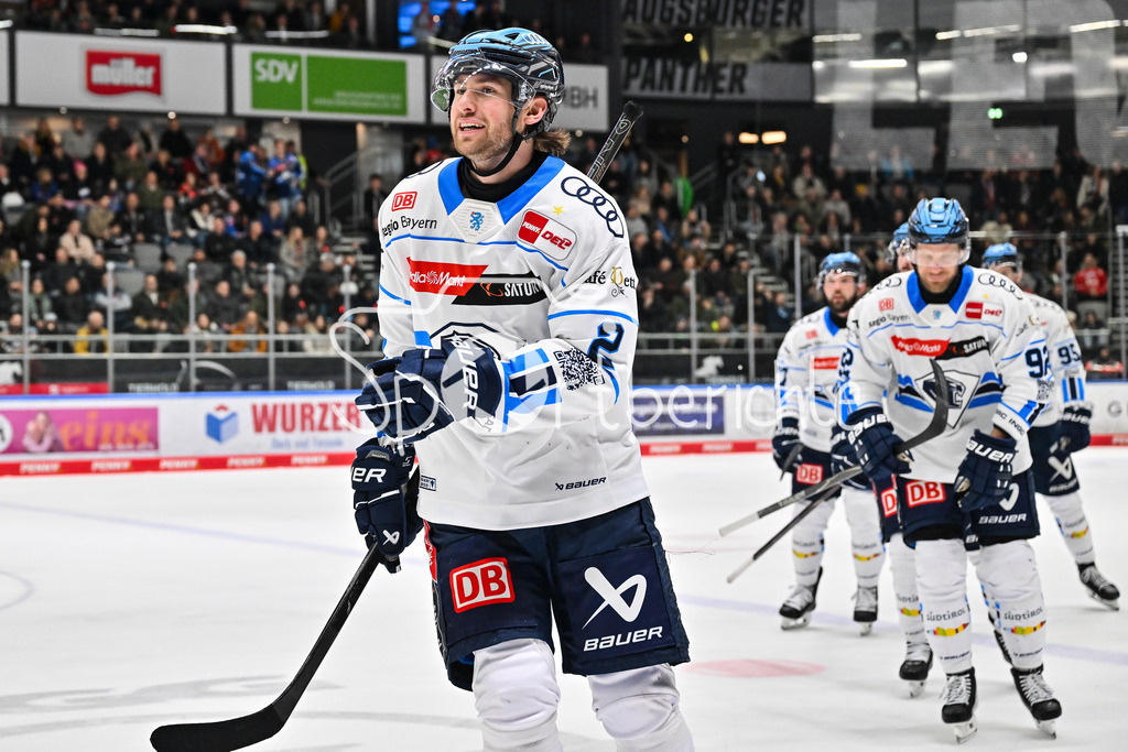 Augsburger Panther - ERC Ingolstadt | AUGSBURG, GERMANY - 12. DECEMBER: Jubel der Schanzer nach dem Ausgleich zum 3-3 durch Sam RUOPP (ERC Ingolstadt 2) / Tor / Torschuetze / Freude / Happy / während dem Match zwischen den Augsburger Panthern und dem ERC Ingolstadt am 27. Spieltag der Penny DEL im Curt Frenzel Stadion