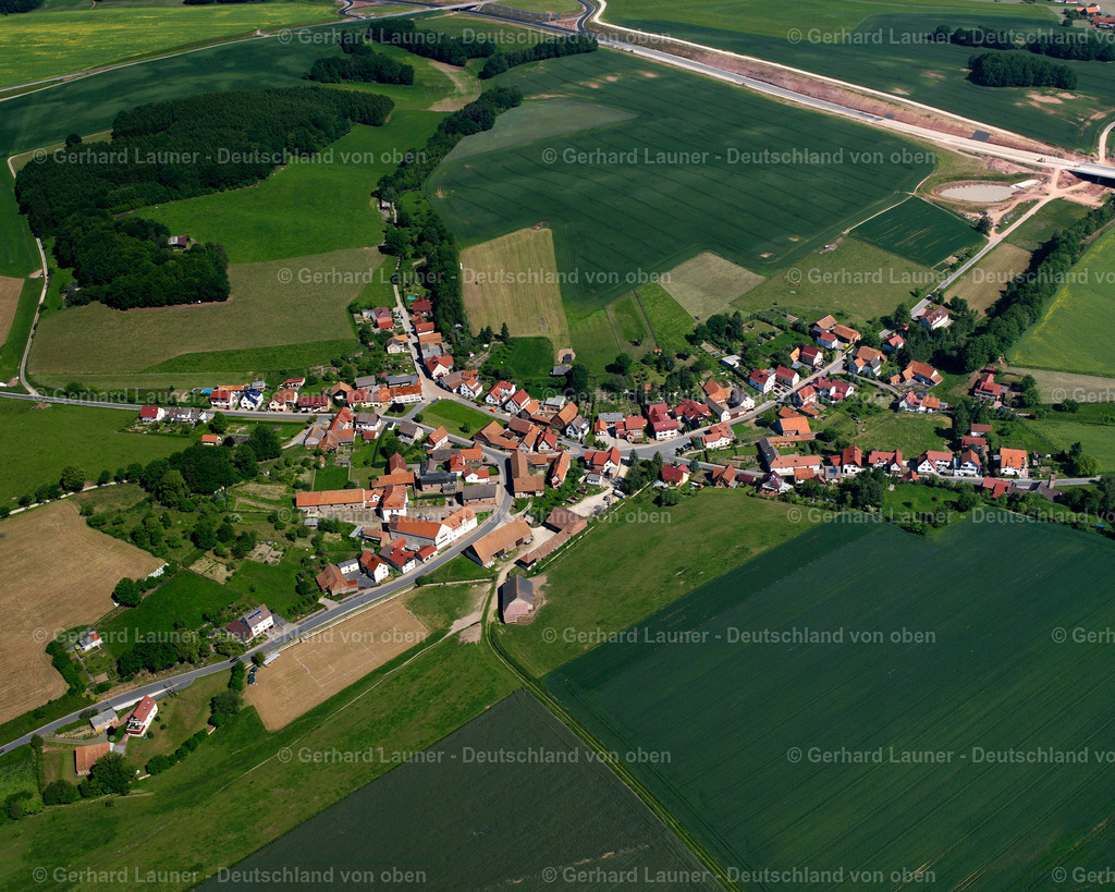 2634030 | BURGWALDE 09.06.2006 Landwirtschaftliche Nutzflächen und Feldgrenzen  umsäumen das Siedlungsgebiet des Dorfes in Burgwalde im Bundesland Thüringen, Deutschland // Agricultural land and field boundaries surround the settlement area of the village  in Burgwalde in the state Thuringia, Germany Foto: Gerhard Launer