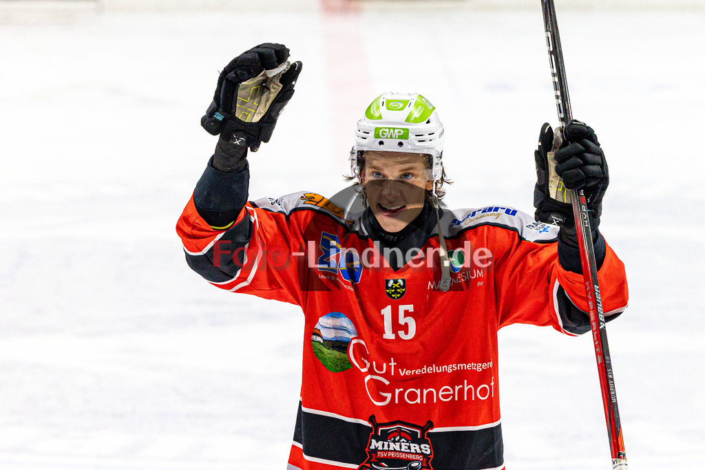 TSV Peißenberg Miners vs TSV Erding Gladiators | Eishockey Bayernliga 2023/2024, TSV Peißenberg Miners vs TSV Erding Gladiators, 20240107,
Ryan MURPHY (Miners 15) feiert,
2024-01-07 in Peißenberg (Eisstadion)
15 Ryan MURPHY (Miners 15)
Copyright: WolfgangxLindner foto-lindner.de