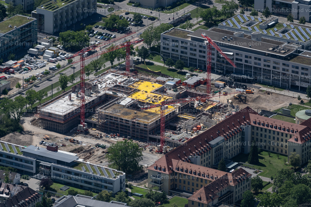 4033071 | FREIBURG IM BREISGAU 30.06.2020 Baustelle für einen Erweiterungs- Neubau der Kinder- und Jugendklinik auf dem Klinikgelände des Krankenhauses " Universitätsklinikum Freiburg " an der Hugstetter Straße im Ortsteil Stühlinger in Freiburg im Breisgau im Bundesland Baden-Württemberg, Deutschland. Weiterführende Informationen bei: Albert Wimmer ZT-GmbH,  Architects Collective ZT-GmbH,  Gassmann + Grossmann Baumanagement GmbH,  Initiative für unsere Kinder- und Jugendklinik Freiburg e.V.,  Landesbetrieb Vermögen und Bau Baden-Württemberg,  MOSER GmbH &amp; Co. KG,  RRP Architekten + Ingenieure GbR,  Universitätsklinikum Freiburg,  b.i.g. gruppe management gmbh. // Construction site for a new extension to the hospital grounds " Universitaetsklinikum Freiburg " in the district Stuehlinger in Freiburg im Breisgau in the state Baden-Wurttemberg, Germany. Further information at: Albert Wimmer ZT-GmbH,  Architects Collective ZT-GmbH,  Gassmann + Grossmann Baumanagement GmbH,  Initiative fuer unsere Kinder- und Jugendklinik Freiburg e.V.,  Landesbetrieb Vermoegen und Bau Baden-Wuerttemberg,  MOSER GmbH &amp; Co. KG,  RRP Architekten + Ingenieure GbR,  Universitaetsklinikum Freiburg,  b.i.g. gruppe management gmbh. Foto: Gerhard Launer