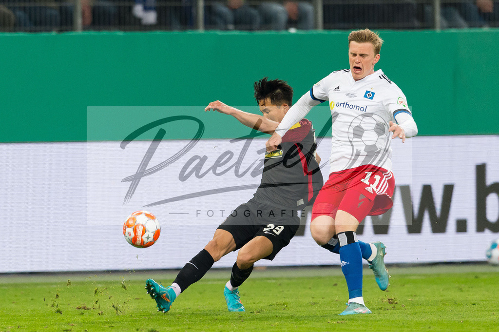HSVSCF20220419_392 | Fussball, Herren: Woo-yeong Jeong (SC Freiburg) und Mikkel Kaufmann (Hamburger SV) im Zweikampf beim DFB-Pokal-Halbfinalspiel zwischen Hamburger SV und SC Freiburg im Volksparkstadion am 19.04.2022 in Hamburg, Deutschland.DFB / DFL REGULATIONS PROHIBIT ANY USE OF PHOTOGRAPHS AS IMAGE SEQUENCES AND/OR QUASI-VIDEO. - Realisiert mit Pictrs.com