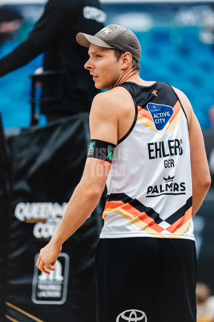 Beachvolleyball | Männer | Queen and King of the Court | Hamburg | 02.06.2024 | Nils Ehlers dreht sich nach hinten um