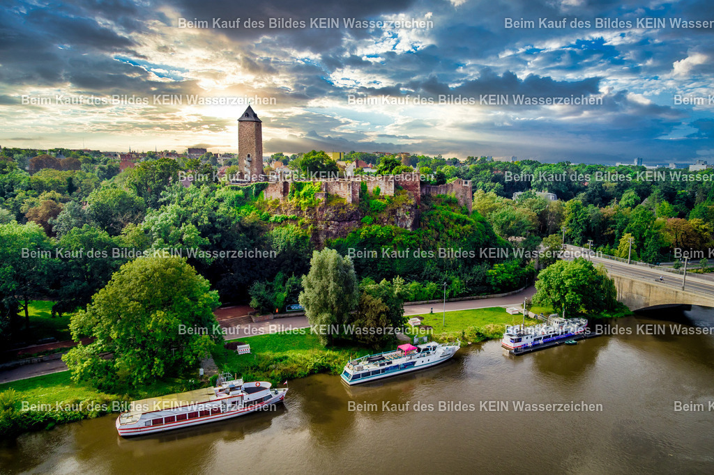 Halle_Burg_Giebichenstein_Saale-0015 | Die Luftaufnahmen zeigen Halle (Saale) mit seiner historischen Stadtstruktur und bedeutenden kulturellen Bauwerken. Markante Orte wie die Marktkirche, die Burg Giebichenstein und die Leopoldina prägen neben weiteren historischen Gebäuden das Stadtbild. Aus der Vogelperspektive werden die Verbindung von Geschichte, Architektur und moderner Stadtentwicklung sowie die Lage Halles an der Saale sichtbar. - Realisiert mit Pictrs.com