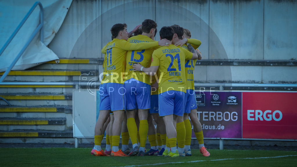 Fußball, Herren, Saison 2025/2026, Regionalliga Nordost, 22. Spieltag, FSV 63 Luckenwalde vs. Hallescher FC, Dienstag 07.04.2026, Werner-Seelenbinder-Stadion Luckenwalde, | Fußball, Herren, Saison 2025/2026, Regionalliga Nordost, 22. Spieltag, FSV 63 Luckenwalde vs. Hallescher FC, Dienstag 07.04.2026, Werner-Seelenbinder-Stadion Luckenwalde, Im Bild: Jubel beim FSV 63 Luckenwalde nach dem Ausgleichstreffer. - Realisiert mit Pictrs.com