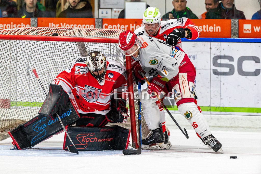 Halbfinale Spiel 3 TSV Peißenberg Miners vs TEV Miesbach | Eishockey Bayernliga Playoffs 2023/2024, Halbfinale Spiel 3 TSV Peißenberg Miners vs TEV Miesbach, 20240315,
Kampf um den Puck Patrick ASSELIN (TEVM 16) und Manuel SINGER (Miners 71),
2024-03-15 in Peißenberg (Eisstadion)
31 Korbinian SERTL (Miners Goali 31), 16 Patrick ASSELIN (TEVM 16), 71 Manuel SINGER (Miners 71)
Copyright: WolfgangxLindner foto-lindner.de