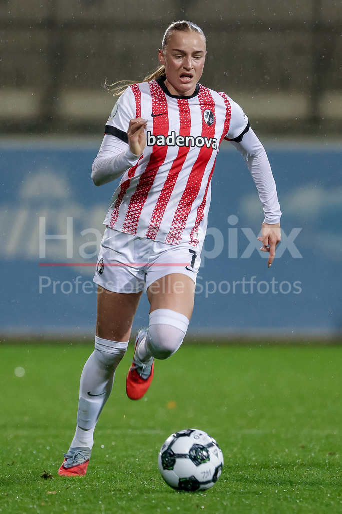 Fussball, DFB-Pokal Frauen, VfL Wolfsburg - SC Freiburg | Tessa Blumenberg (SC Freiburg, 7) am Ball, Freisteller, Einzelbild, Ganzkörper, Aktion, Action, Spielszene, DIE DFB-RICHTLINIEN UNTERSAGEN JEGLICHE NUTZUNG VON FOTOS ALS SEQUENZBILDER UND/ODER VIDEOÄHNLICHE FOTOSTRECKEN. DFB REGULATIONS PROHIBIT ANY USE OF PHOTOGRAPHS AS IMAGE SEQUENCES AND/OR QUASI-VIDEO.