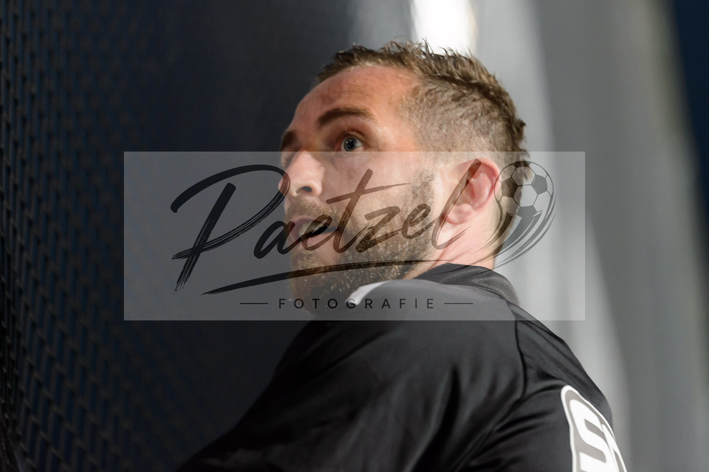 OSNVKO20210906_69 | Fussball, Herren: Marc Heider (VfL Osnabrueck) auf dem Zaun, Schlussjubel, jubelt nach dem 3:0 Sieg beim Spiel der 3. Liga zwischen VfL Osnabrueck und FC Viktoria Koeln im Stadion an der Bremer Bruecke am 06.09.2021 in Osnabrueck, Deutschland.DFB / DFL REGULATIONS PROHIBIT ANY USE OF PHOTOGRAPHS AS IMAGE SEQUENCES AND/OR QUASI-VIDEO. - Realisiert mit Pictrs.com