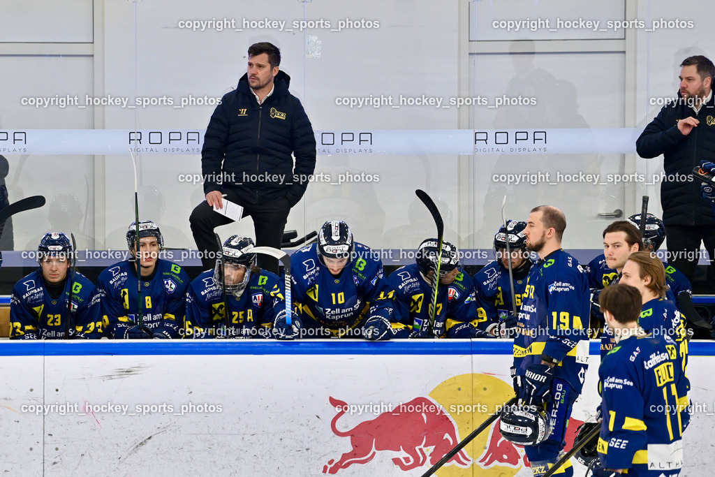 RED BULL HOCKEY JUNIORS vs. EK DIE ZELLER EISBÄREN | Spielerbank  EK DIE ZELLER EISBÄREN, Headcoach EK DIE ZELLER EISBÄREN RODMAN Marcel, #23 Jennes Christian EK DIE ZELLER EISBÄREN, #8 Koschek Felix EK DIE ZELLER EISBÄREN, #25 Berger Hubert EK DIE ZELLER EISBÄREN, #10 Artner Fabio EK DIE ZELLER EISBÄREN, Assistentcoach EK Zeller Eisbären Christoph FRANK, RED BULL HOCKEY JUNIORS vs. EK DIE ZELLER EISBÄREN, RED BULL HOCKEY JUNIORS vs. EK DIE ZELLER EISBÄREN am 14.01.2025 in Salzburg (Eisarena Salzburg), Austria, (Photo by Bernd Stefan)