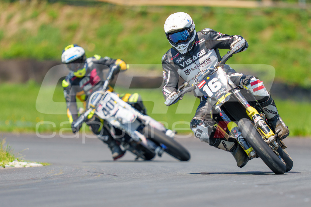 G-Cup + Supermoto Staatsmeisterschaft + Hungarian Supermoto Championship | GRIPcapture steht für authentische Sportfotografie in Österreich – für Momente, die mehr sind als Geschwindigkeit oder Ergebnis. Es geht um Emotion, Spannung, Fokus und den Augenblick, der oft nur einen Wimpernschlag dauert.Ob Motorsport, Teamsport oder 