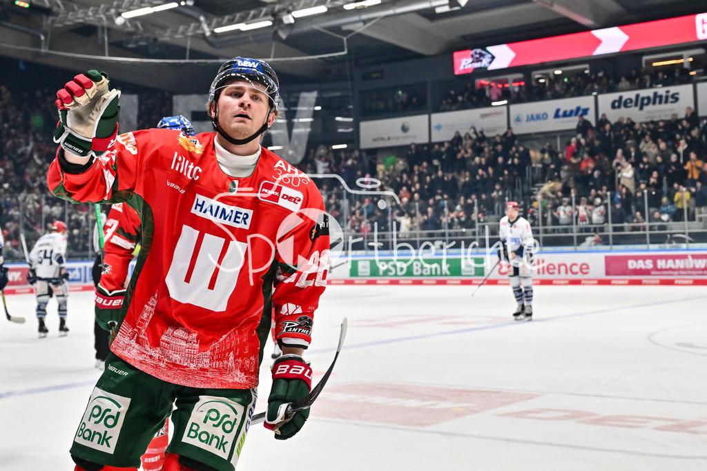 Augsburger Panther - Schwenninger Wild Wings | AUGSBURG, GERMANY - 02. JANUARY: Jubel der Panther nach dem Treffer zum 4-0 durch Thomas SCHEMITSCH (Augsburger Panther 62) / Tor / Torschuetze / Freude / Happy während dem Match zwischen den Augsburger Panthern und den Schwenninger Wild Wings am 35. Spieltag der Penny DEL im Curt Frenzel Stadion / Alexander BLANK (Augsburger Panther 26)