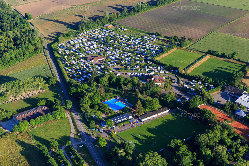 Luftbild: Kaiserstuhl Camping und Kaiserstuhlbad in Ihringen im Bundesland Baden-Württemberg in Deutschland. – Foto: IMG_147801.jpg vom 30.05.2025 durch Werner Riehm/FLY-FOTO.de – Auflösung des Originals: 5472 x 3648 px – Kaiserstuhl Camping in Ihringen