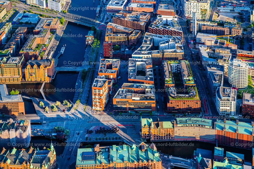 Hamburg_Hafencity_Berseeboulevard_ELS_9189160625 | HAMBURG 16.06.2025 Baustelle zum Neubau des Gebäudekomplexes des Einkaufszentrum am Überseequartier am Chicagokai - Osakaallee "Westfield" im Bereich des ehemaligen Grasbrooks im Ortsteil Hafencity in Hamburg, Deutschland. Weiterführende Informationen bei: CHRISTIAN DE PORTZAMPARC,  Depenbrock Bau GmbH &amp; Co. KG,  F + Z Baugesellschaft, Zweigniederlassung der Hecker Bau GmbH &amp; Co. KG,  Stump-Franki Spezialtiefbau GmbH,  Unibail-Rodamco Germany GmbH,  Unibail-Rodamco ÜSQ Süd Quartiersmanagement GmbH. // Construction site for the new building complex of the shopping center at Ueberseequartier at Chicagokai - Osakaallee in the area of the former Grasbrooks in the Hafencity district in Hamburg, Germany. Further information at: CHRISTIAN DE PORTZAMPARC,  Depenbrock Bau GmbH &amp; Co. KG,  F + Z Baugesellschaft, Zweigniederlassung der Hecker Bau GmbH &amp; Co. KG,  Stump-Franki Spezialtiefbau GmbH,  Unibail-Rodamco Germany GmbH,  Unibail-Rodamco UeSQ Sued Quartiersmanagement GmbH. Foto: Martin Elsen
