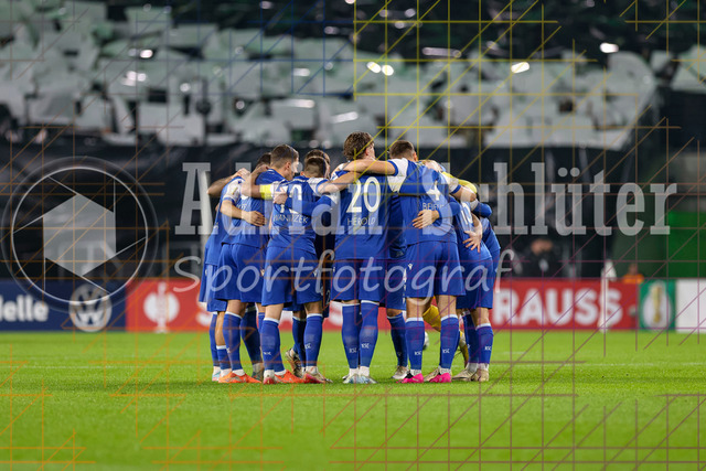 Borussia Mönchengladbach vs Karlsruher SC - DFB-Pokal 2. Runde | Mönchengladbach, Deutschland, 28.10.25:   die Spieler des Karlsruher SC bilden einen Teamkreis waehrend des Spiels der DFB-Pokal 2. Runde zwischen Borussia Mönchengladbach vs Karlsruher SC im Stadion im Borussia Park(Foto von Brauer-Fotoagentur / Adrian Schlueter)