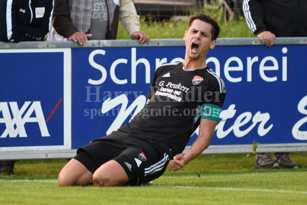  TSV Seebach : ASV Burglengenfeld | Kilian Schwarzmueller (TSV Seebach #5) Torjubel nach dem 1:0 Siegtreffergegen den SV Burglengenfeld - Realisiert mit Pictrs.com