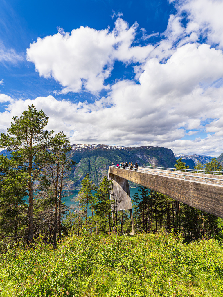 Blick auf die  Aussichtsplattform Stegastein am Aurlandsfjord in Norwegen | Blick auf die  Aussichtsplattform Stegastein am Aurlandsfjord in Norwegen.